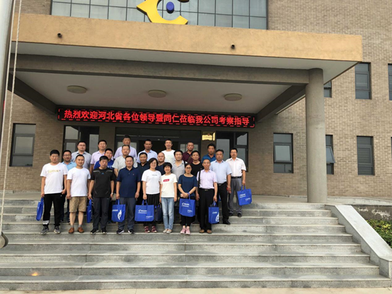 Bienvenidos líderes ganaderos de la provincia de Hebei a visitar nuestro Centro